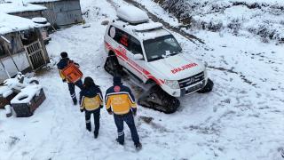 Kırklareli'nde sağlık ekipleri karlı yolları paletli ambulanslarla aşıyor