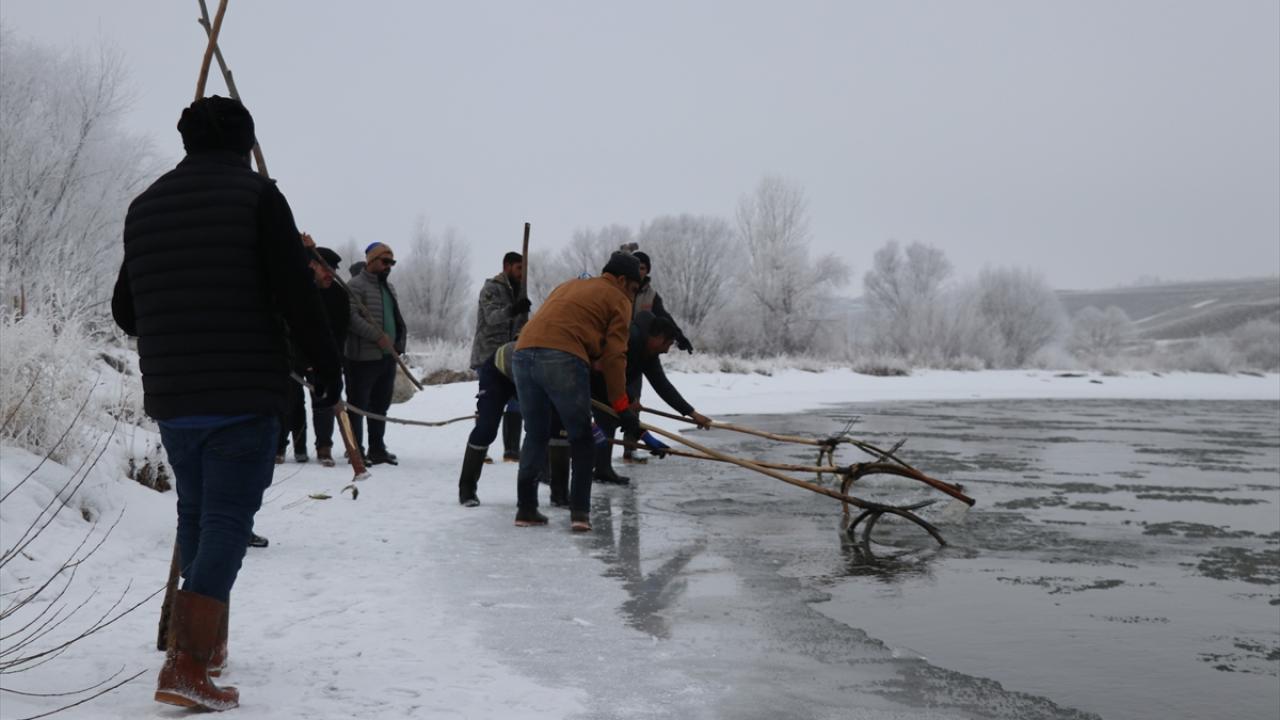Bir grup balıkları buz altından kaçırıyor, diğerleri torla yakalıyor
