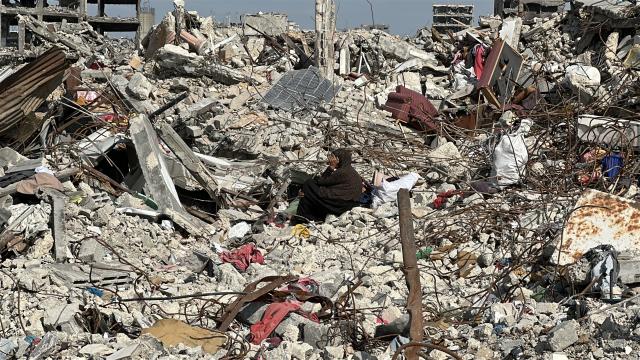 Gazze'de katil İsrail saldırısında yıkılan evin enkazından 13 Filistinlinin cenazesi çıkarılıyor haber görseli