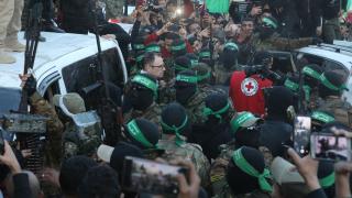 Hamas, İsrailli esirlerin bırakılma görüntülerini paylaştı: Filistin haritası hediye edildi