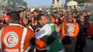 Gazze'de Sivil Savunma ekipleri kutlama yapıyor