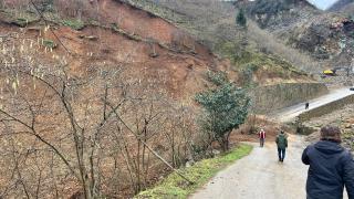 Trabzon'da mahalle yolundaki heyelan kamera tarafından kaydedildi