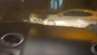 Sokakta hızla ilerleyen otomobil park halindeki araca çarptı