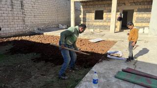 PKK/YPG'nin yerinden ettiği Tel Rıfatlılar, döndükleri ilçelerinde ev ve iş yerlerini onarıyor