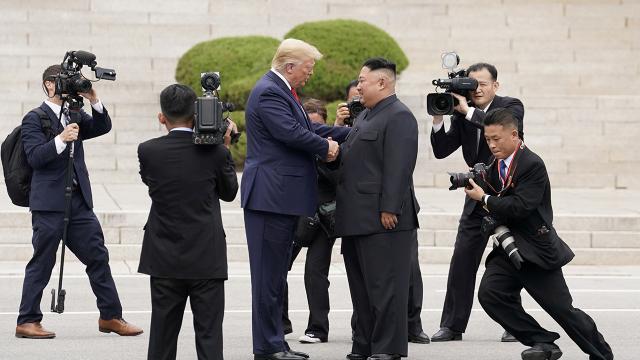 Trump'tan Kuzey Kore'ye İran savaşı jesti haber görseli