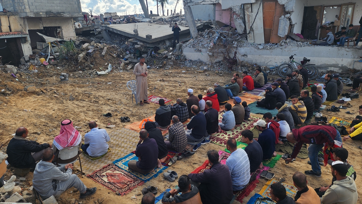 Cuma namazını, İsrail saldırıları nedeniyle yıkılan camilerin enkazı üzerinde kıldılar