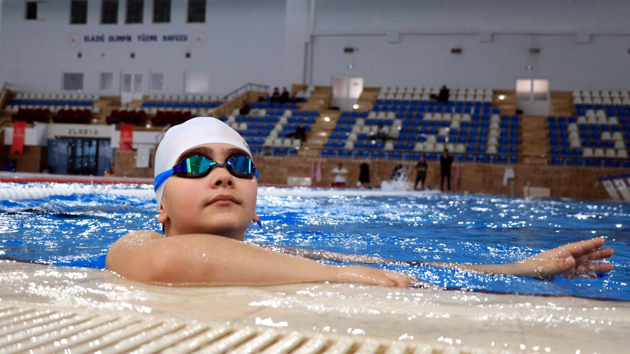 Boğulma tehlikesi geçirdi, korkusunun üstüne giderek yüzmede madalyalar kazandı