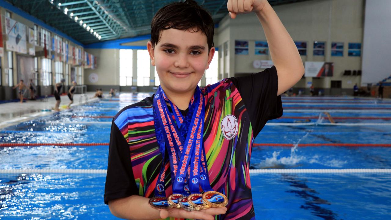 Boğulma tehlikesi geçirdi, korkusunun üstüne giderek yüzmede madalyalar kazandı
