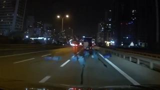 Hareket halindeki kamyonetteki kasalar yola saçıldı