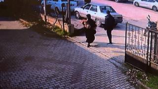 Motosiklet çarpan oğlunu kucağında sağlık ocağına taşıdı