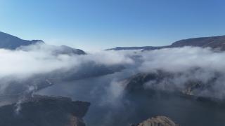 Obruk Barajı Gölü sis bulutlarıyla kaplandı