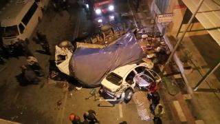 Şanlıurfa'da kamyon çarptığı otomobille üst geçitten düştü