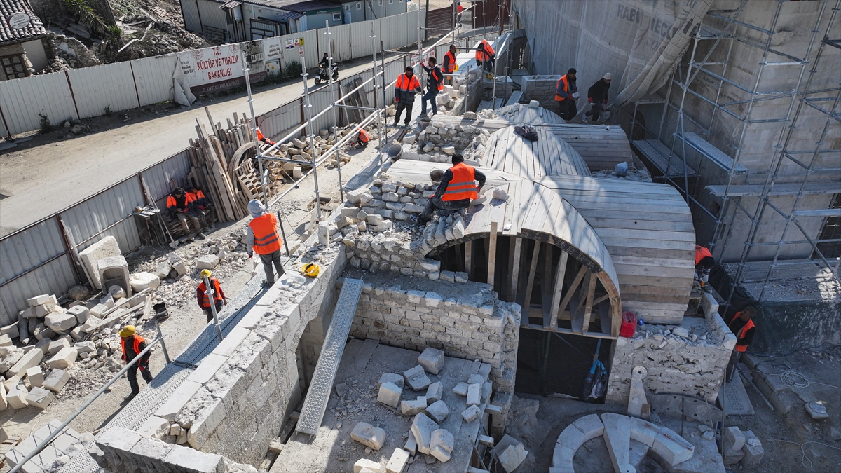 Yıkılan eserlerin parçaları restorasyonda yeniden kullanılıyor