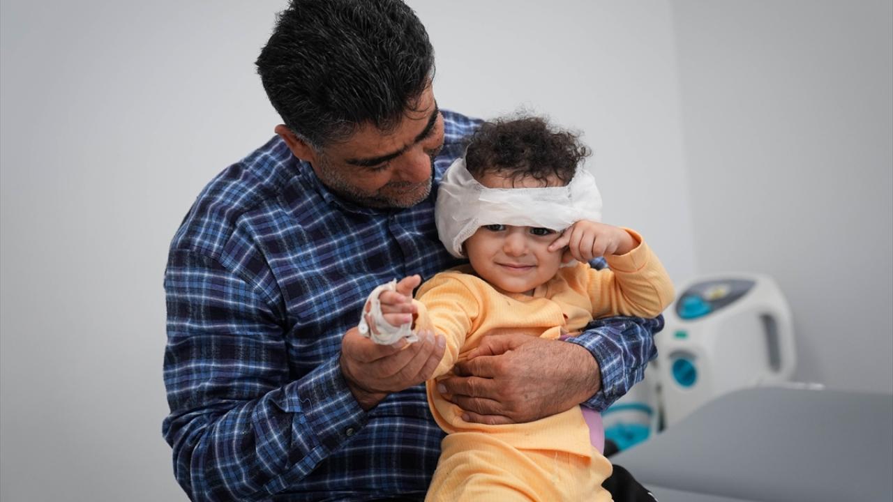 Kızının biyonik kulak ameliyatı için Libya`dan İzmir`e geldi