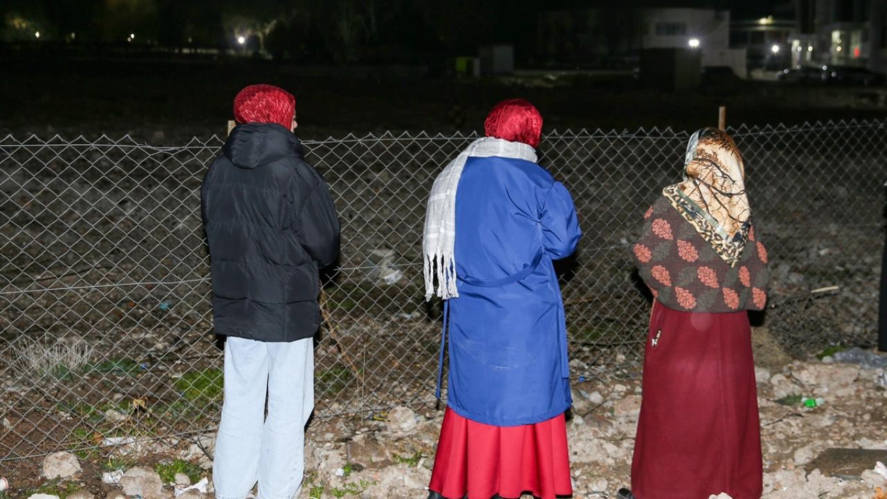 Depremzedeler kaybettikleri yakınlarını andı