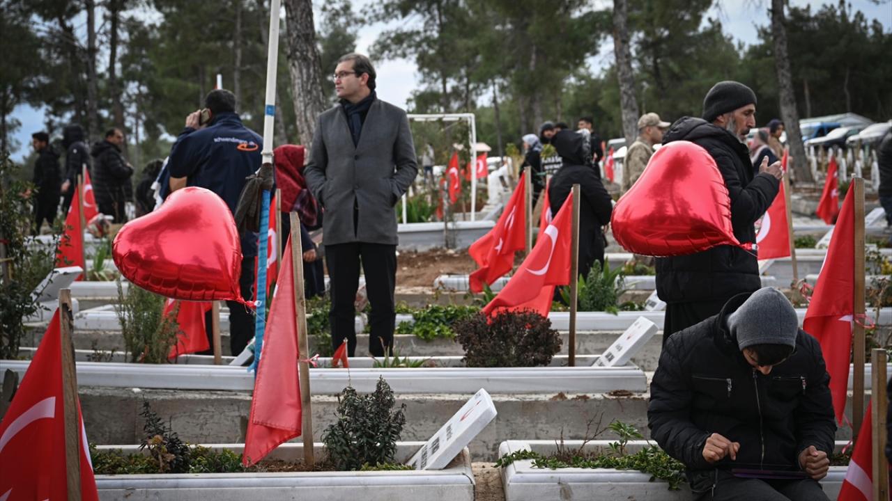 6 Şubat depremlerinde yakınlarını kaybedenler mezarlık ziyaretinde bulundu