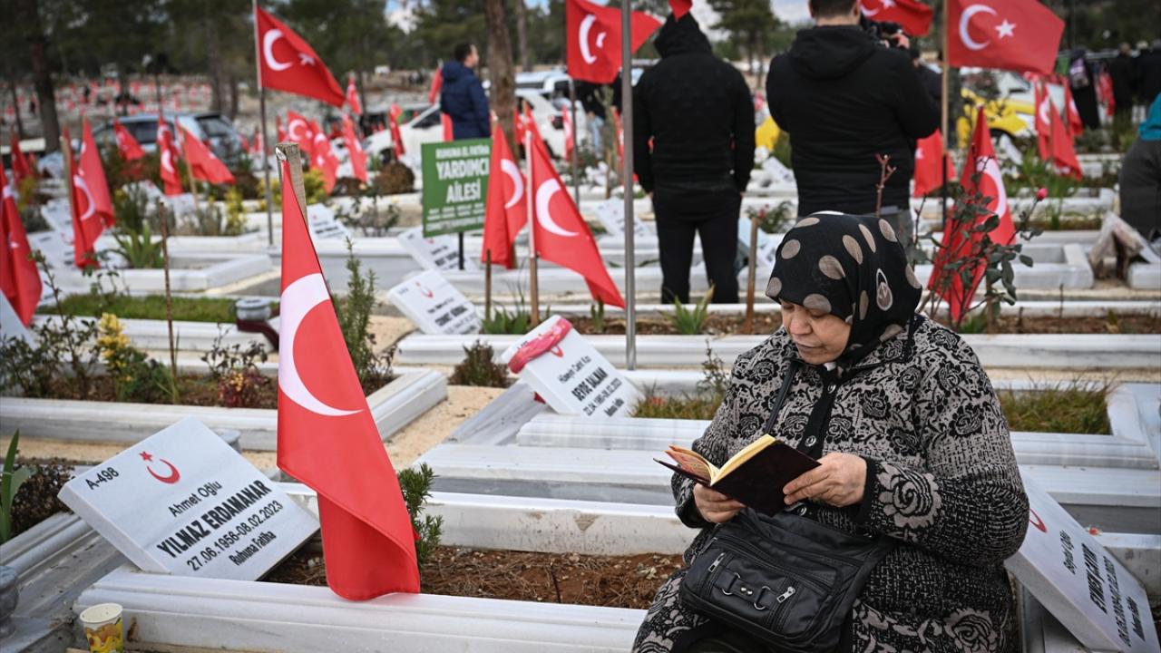 6 Şubat depremlerinde yakınlarını kaybedenler mezarlık ziyaretinde bulundu