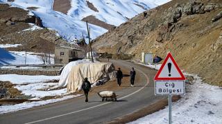 Çığda 42 kişinin hayatını kaybettiği Bahçesaray yolu riskli günlerde kapatılıyor