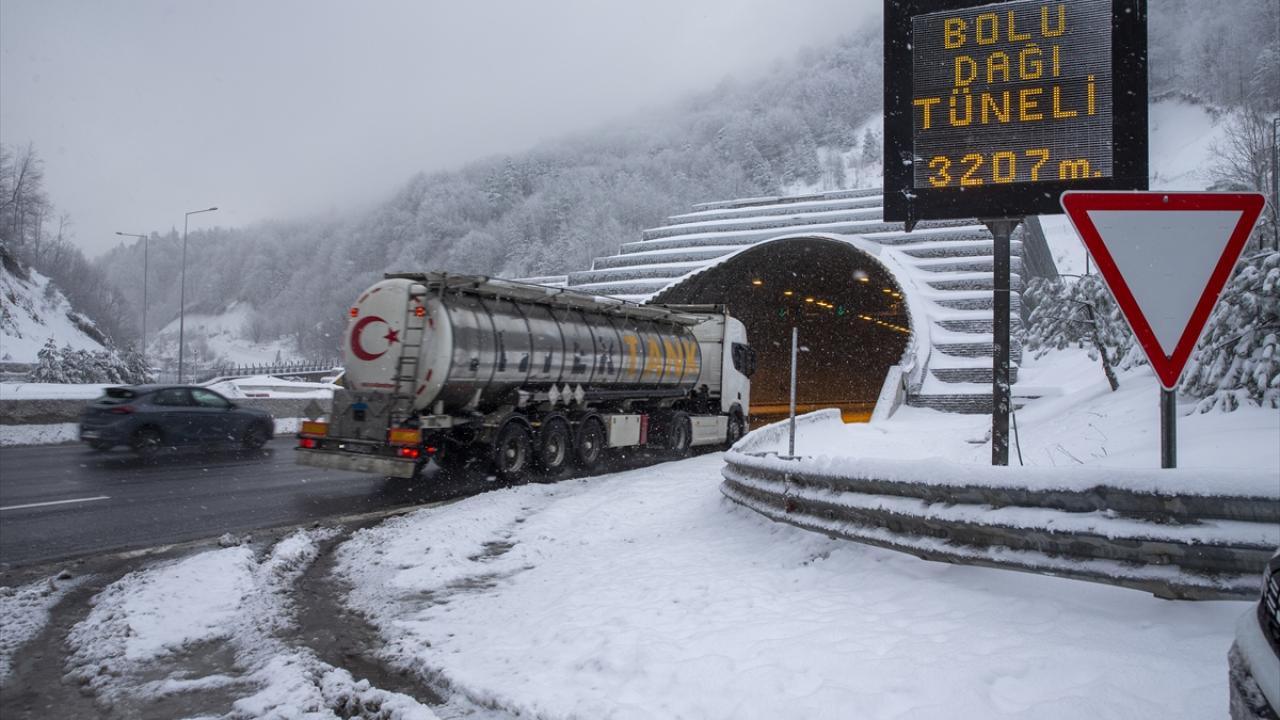 Bolu Dağı geçişinde kar etkili oluyor