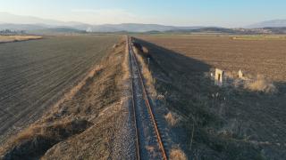Depremlerde "S" şeklini alan raylar onarıldı