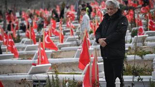 6 Şubat depremlerinde yakınlarını kaybedenler mezarlık ziyaretinde bulundu