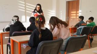 Leman öğretmen hayata depremzede çocuklarla sarıldı