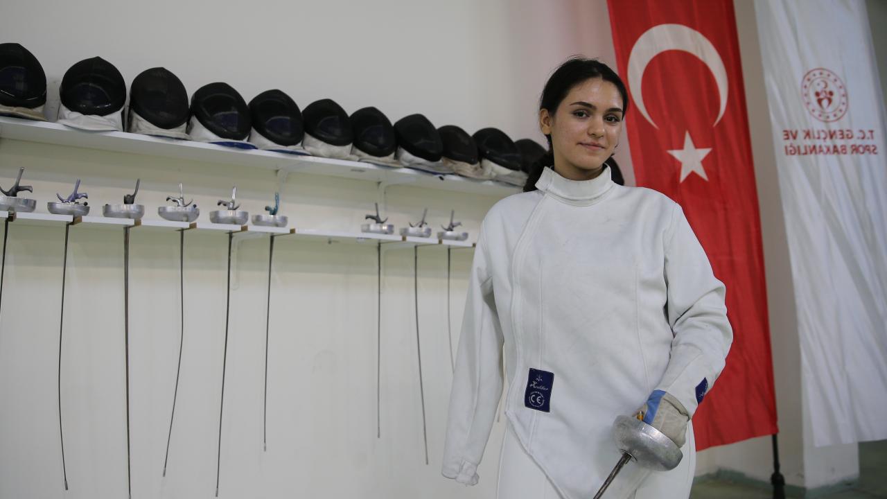 19 yaşındaki Meryem, yaralarını sporla sardı