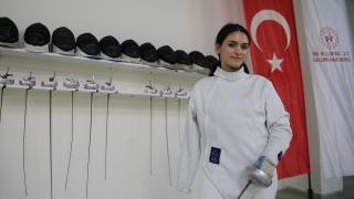 19 yaşındaki Meryem, yaralarını sporla sardı