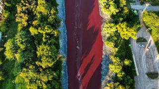 Buenos Aires'te kırmızı renge dönen nehir endişe yaratıyor