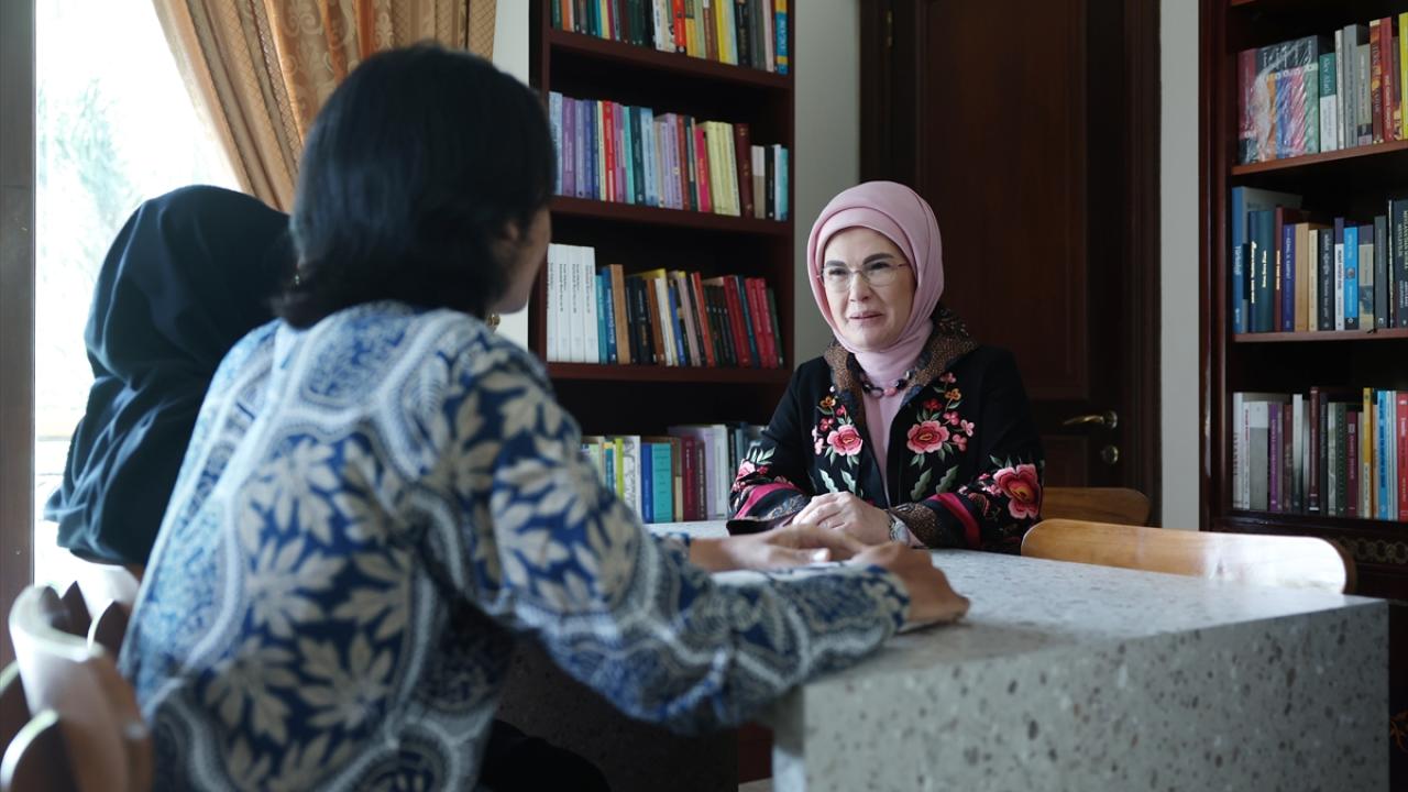 Endonezyalı öğrencilerin Türkiye`ye dair çizdikleri resimleri inceledi