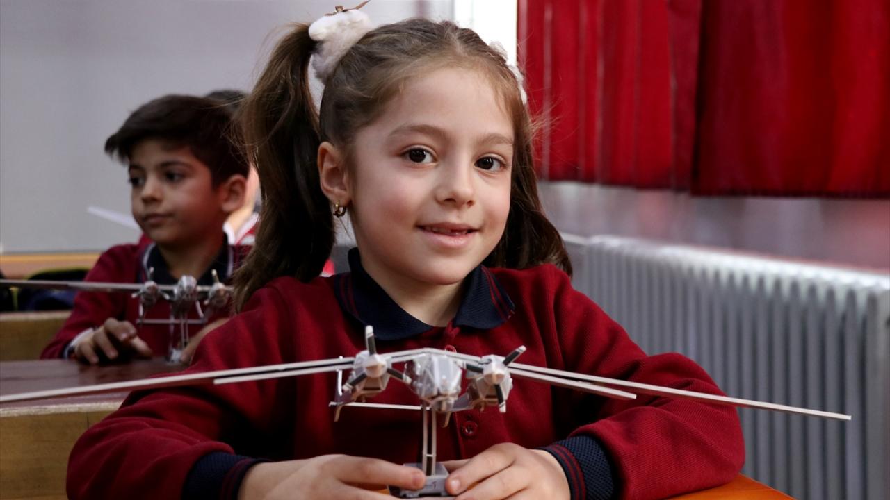Vatansever miniklere uçak ve insansız hava aracı maketi