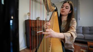 Ela Talay'ın çocukken izlediği filmle başlayan arp yolculuğu İngiltere'ye uzandı