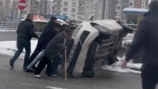 Devrilen otomobili içindekilerle birlikte düzelttiler