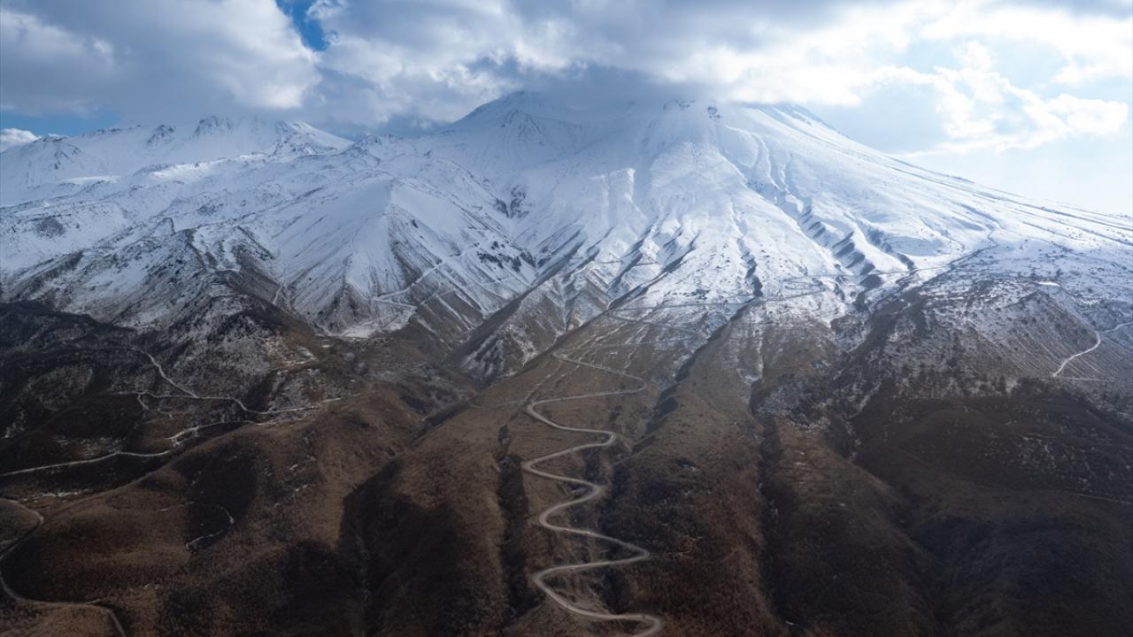 Hasan Dağı'nın yüksek kesimleri beyaza büründü