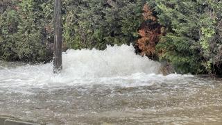 İSKİ'ye ait su borusu patladı: Yol göle döndü, trafiğe kapatıldı