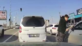 Trafikte tartıştığı kişinin aracına beyzbol sopasıyla zarar verdi