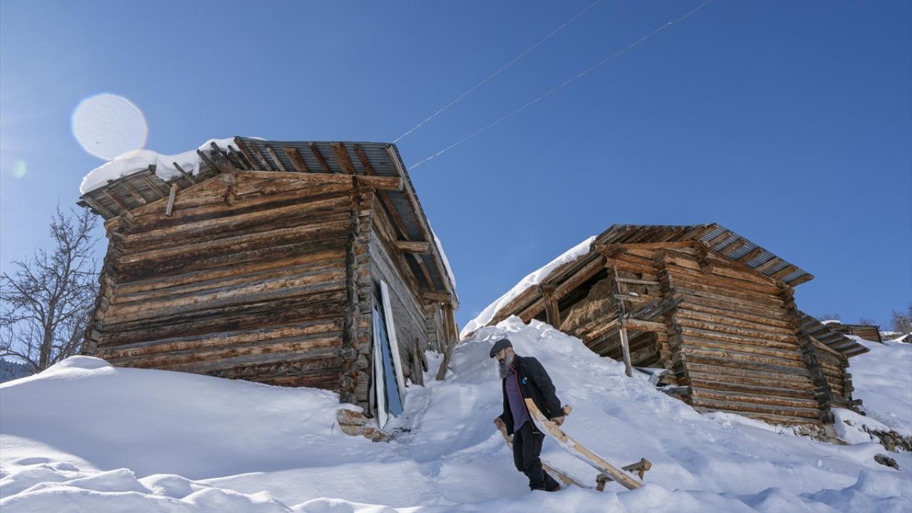 Artvin'in ahşap evleriyle öne çıkan Maden köyünde kış mevsimi