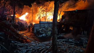 Avcılar'da geri dönüşüm tesisinde çıkan yangın kontrol altına alındı