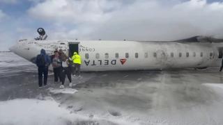 Kanada'da yolcu uçağı iniş sırasında ters döndü: 18 yaralı