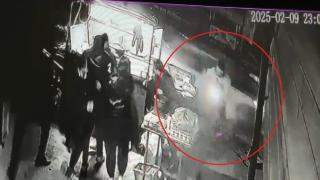 Seyyar köfteci ölümden saniyelerle kurtuldu