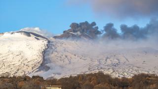 İtalya'da Etna Yanardağı'ndaki lav akışı sürüyor