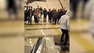 Metrobüs durağına bağlanan alt geçidi su bastı