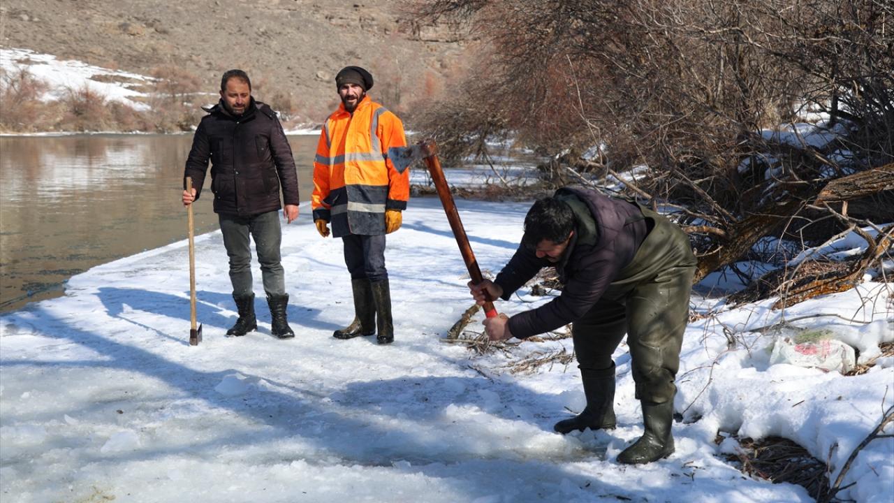 "Buzu kırıp altından balığı çıkarıyoruz"
