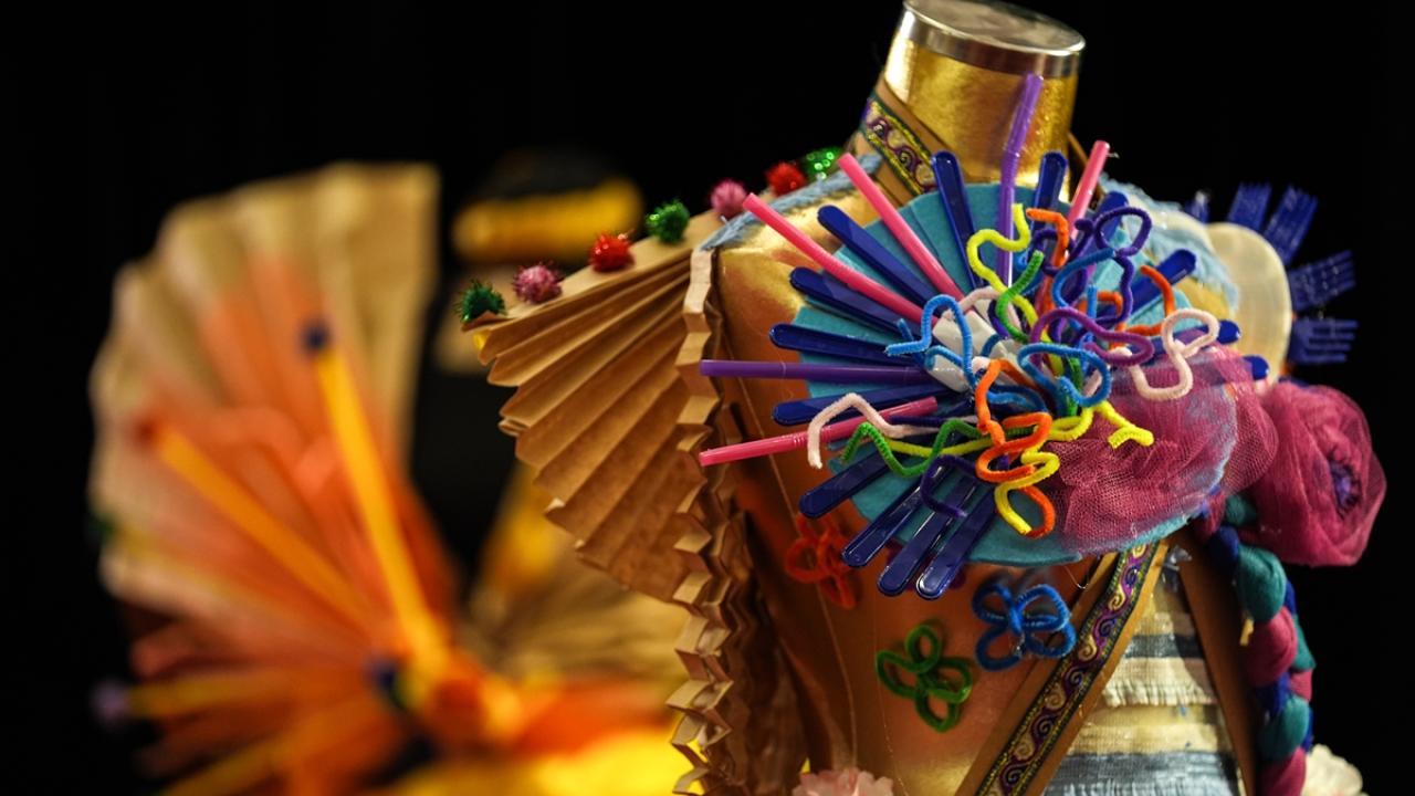 "18 kadın kostüm tasarımcısının tasarımlarını depolardan çıkardık"