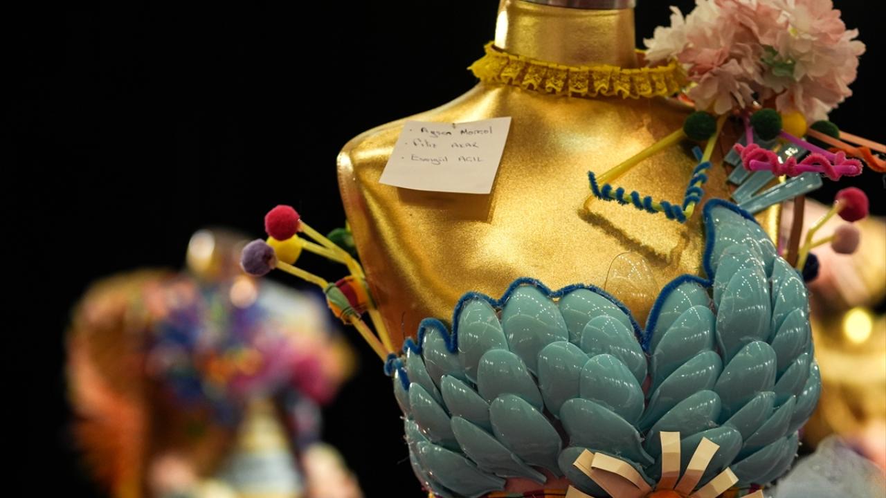 Plastik tabak, bulaşık süngeri, çatal, kaşık kullanıldı