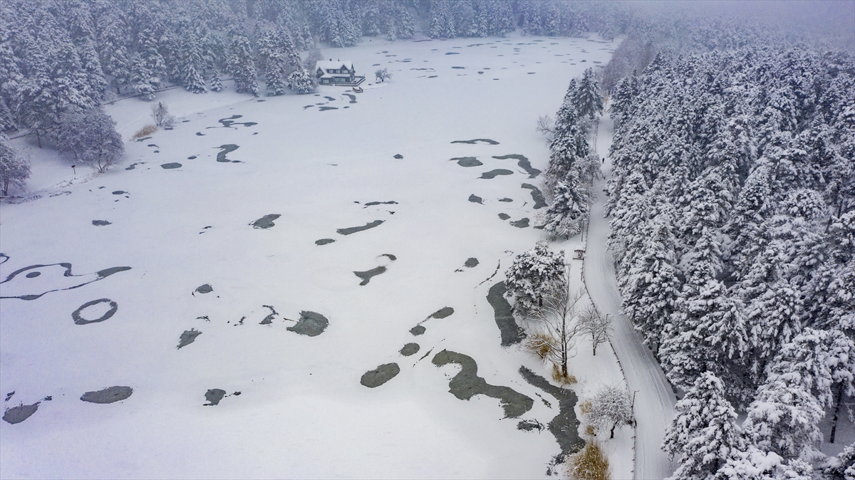 Gölcük Tabiat Parkı`ndaki kar manzarası dronla görüntülendi