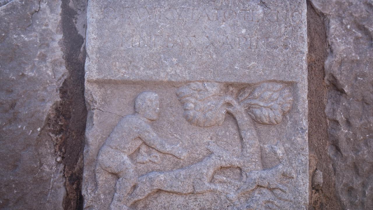 Havuzda çocuk figürlü mezar taşı