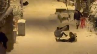 Karda kayan genç kız duvara çarptı