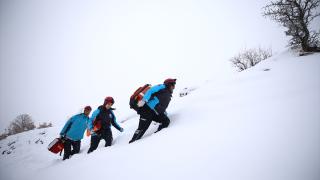 Karlı yolları aşıp mahsur kalan hastalara ulaşıyorlar