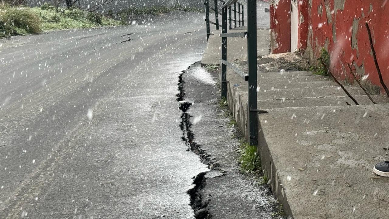 İstanbul'da toprak kayması çatlağa sebep oldu: 3 bina boşaltıldı